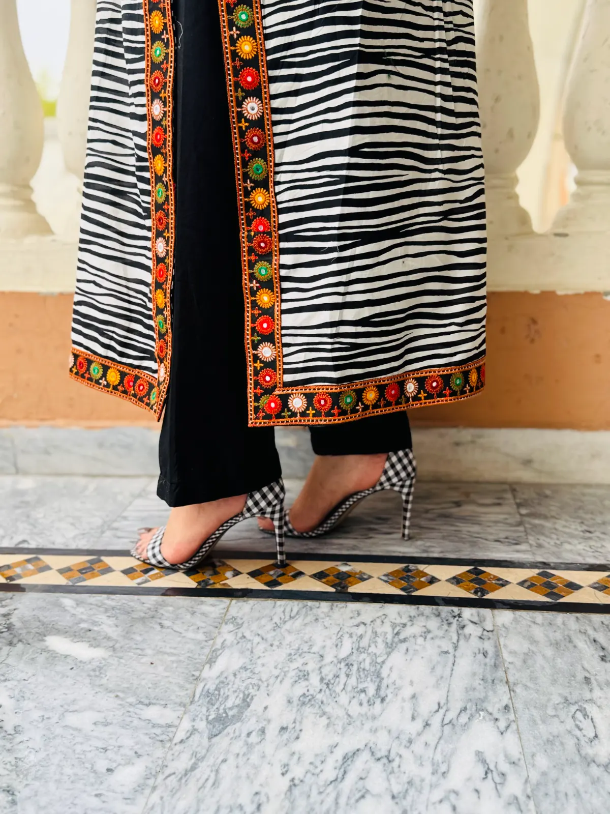 2 pc Embroidered Lawn Fabric 3