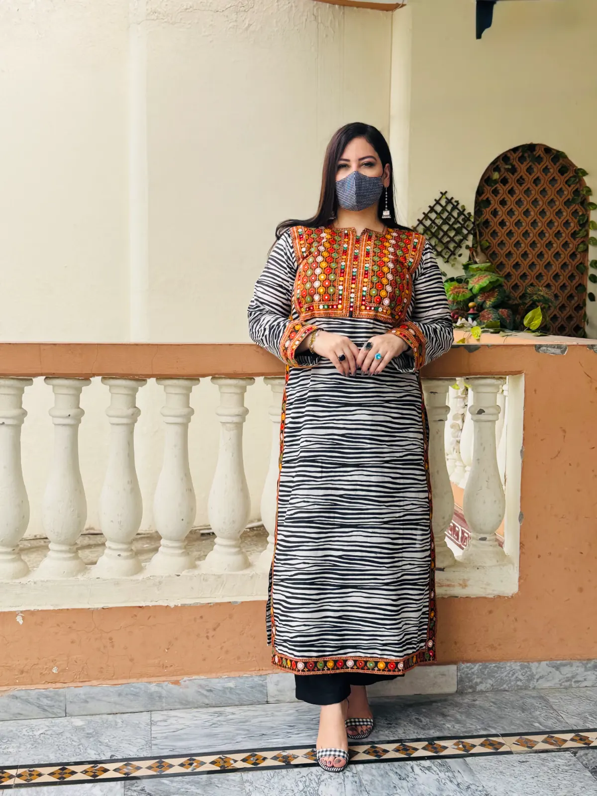 2 pc Embroidered Lawn Fabric 4