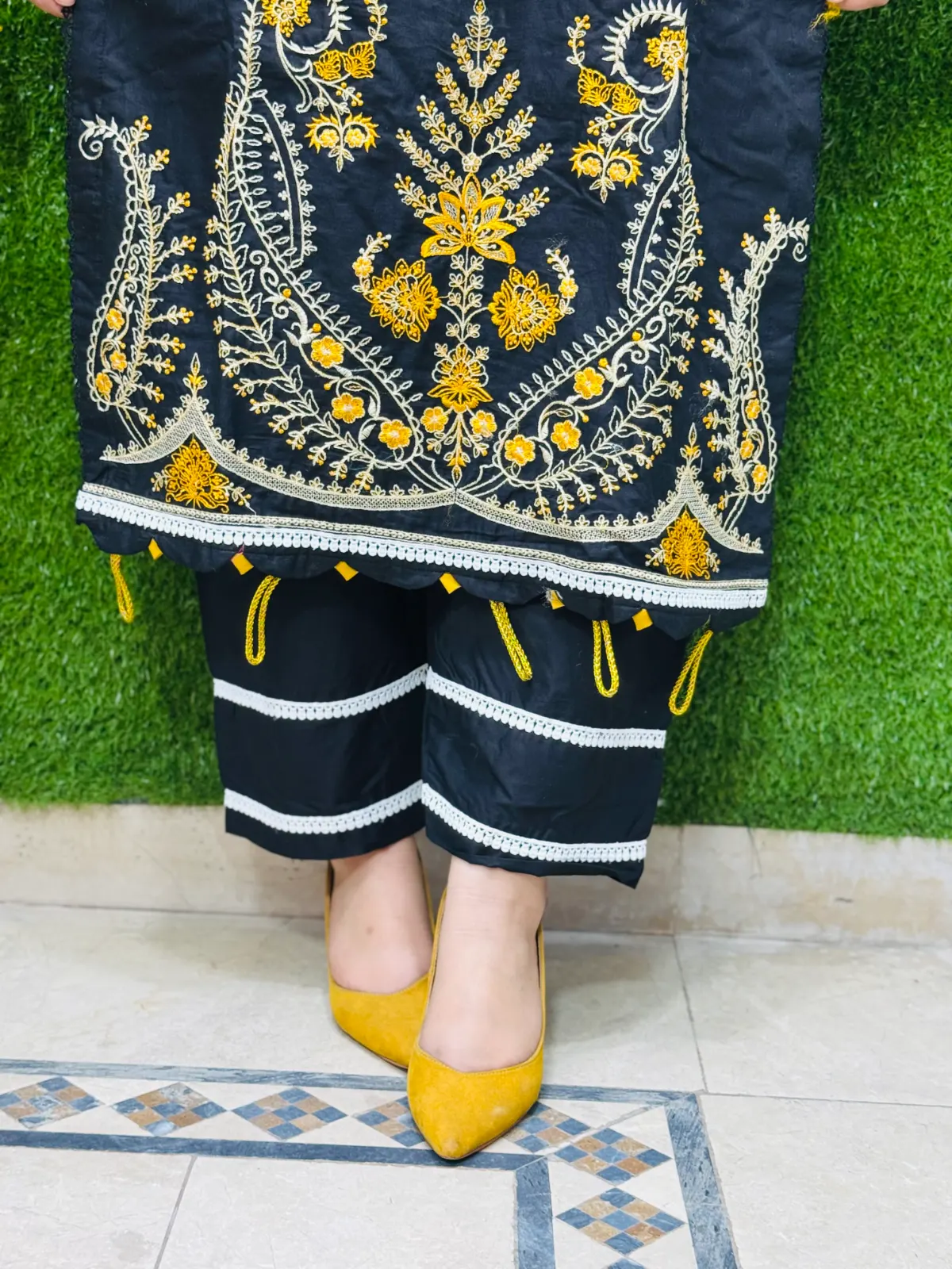 2 pc Embroidered Lawn Fabric 3
