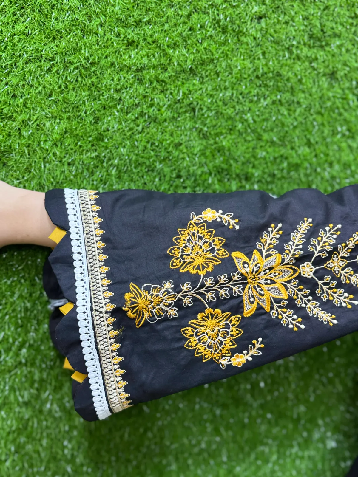 2 pc Embroidered Lawn Fabric 4