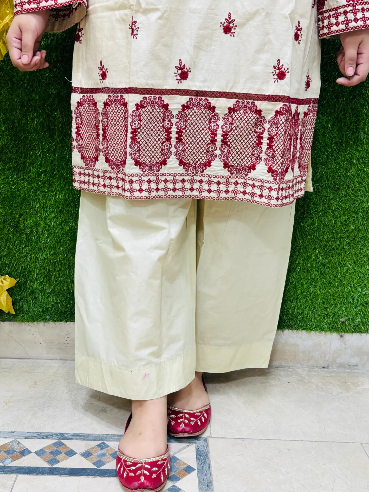 2 pc Embroidered Lawn Fabric 3