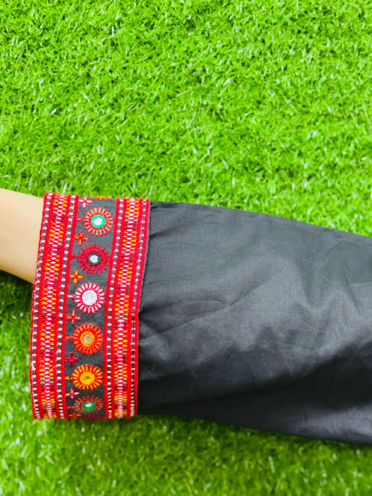 2 pc Embroidered Lawn Fabric 3