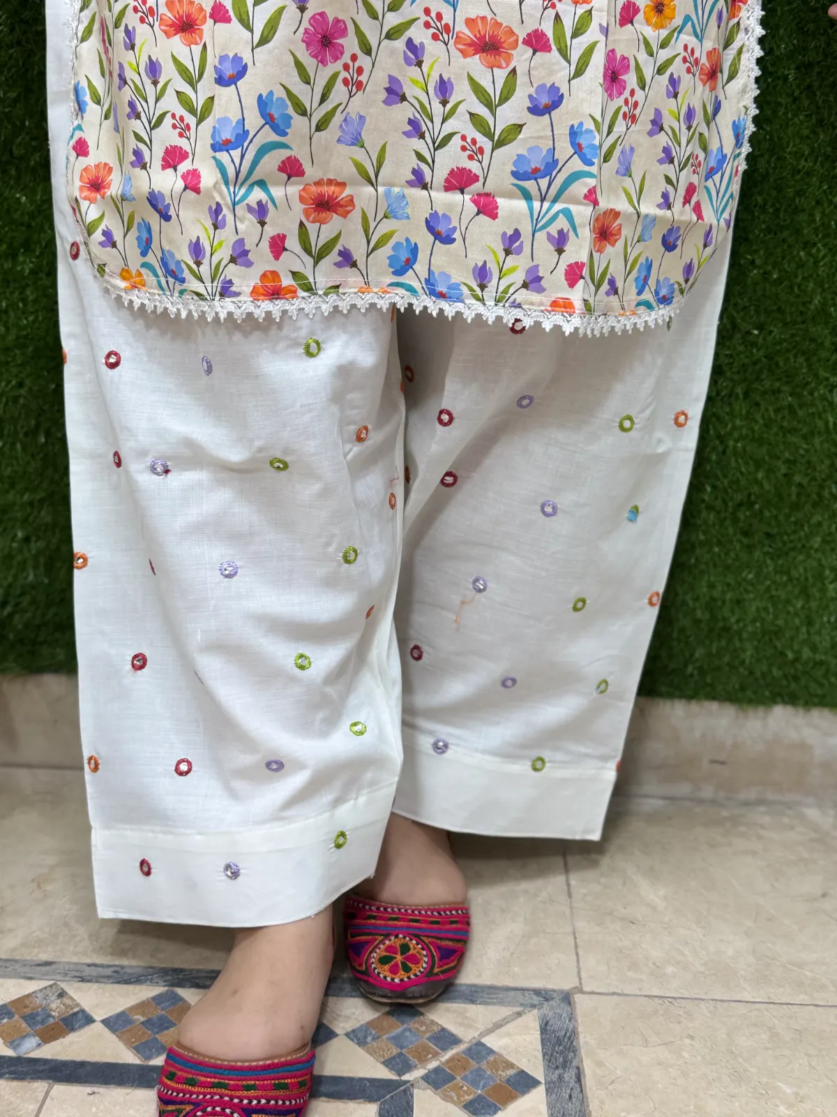 2 pc Embroidered Lawn Fabric 3