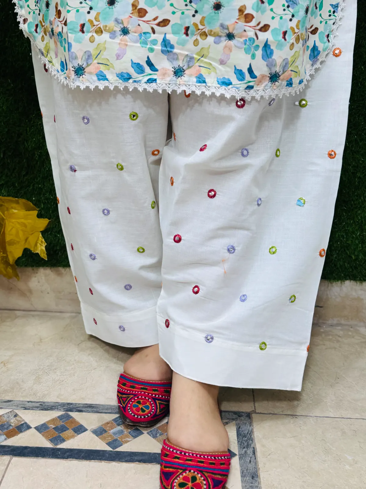2 pc Embroidered Lawn Fabric 3