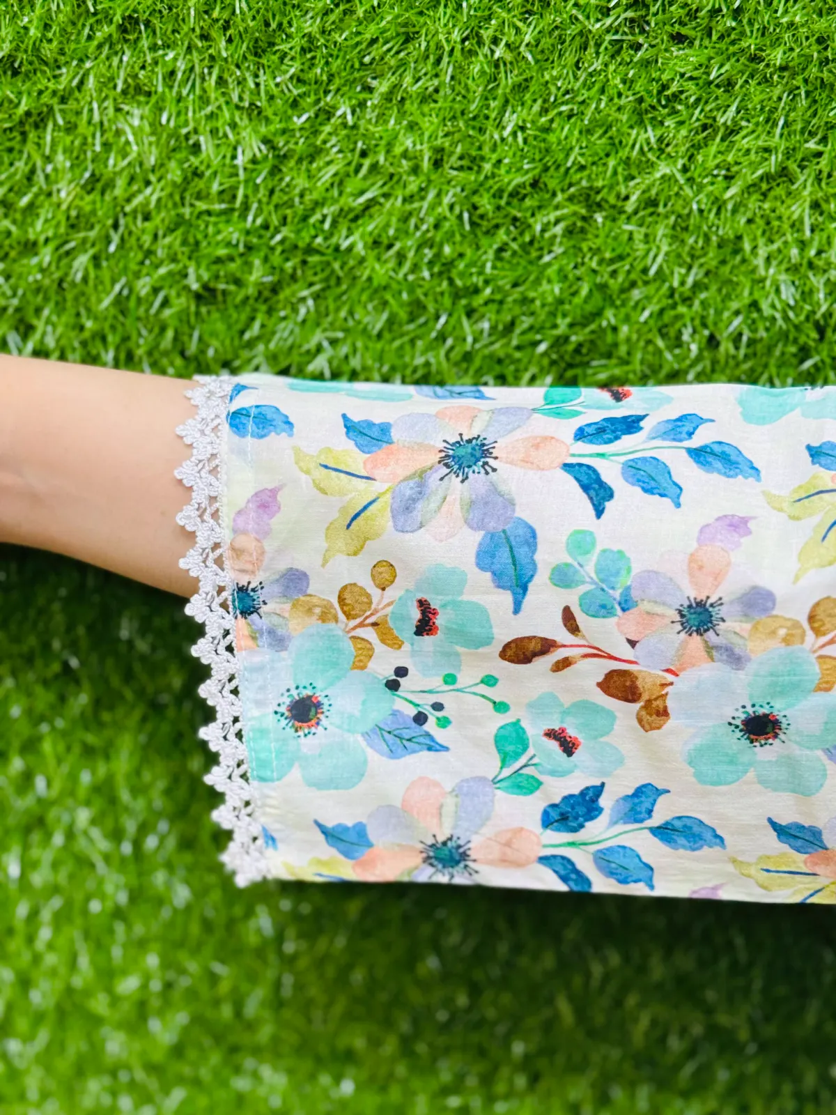2 pc Embroidered Lawn Fabric 4