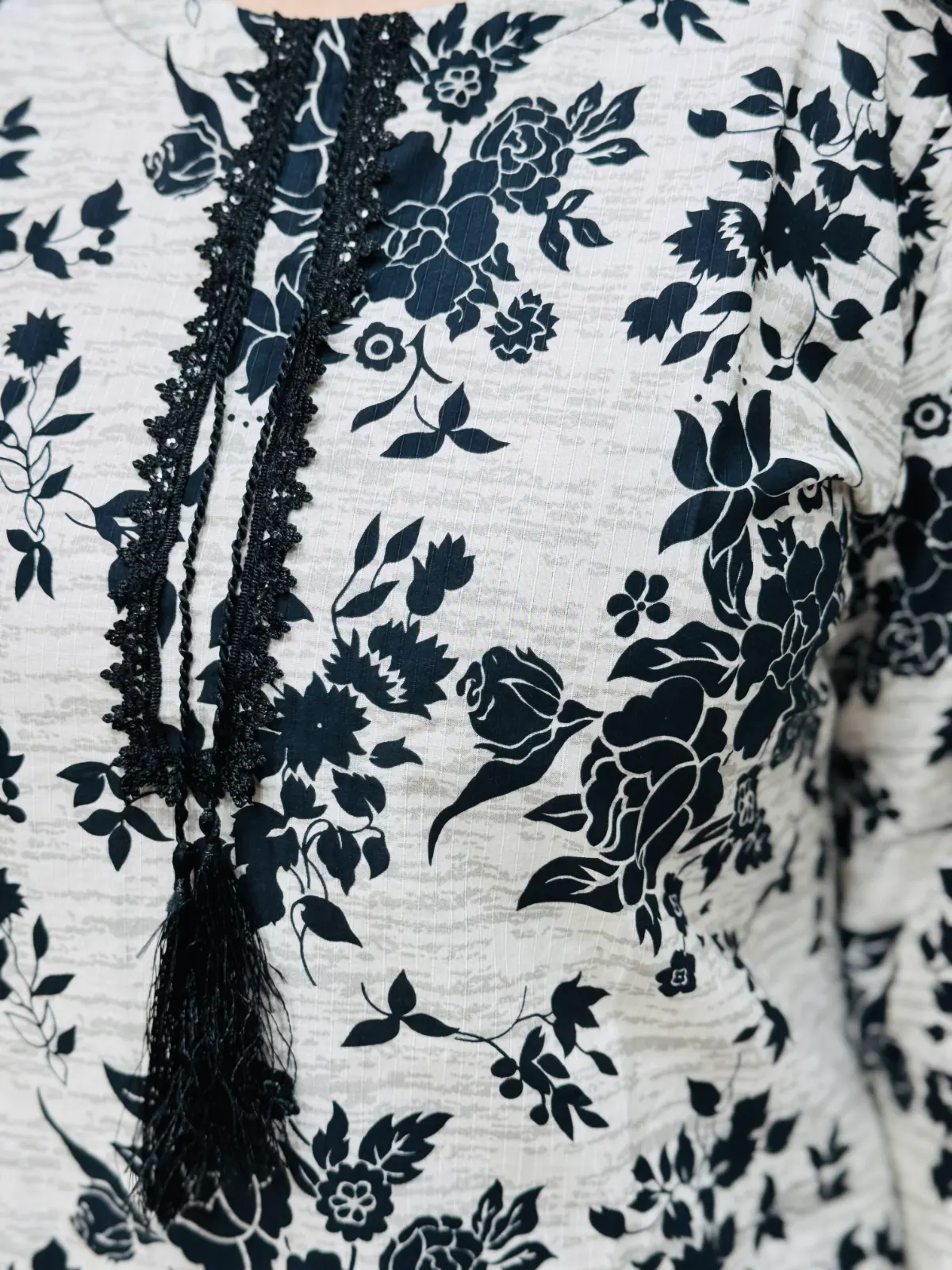 2 pc Embroidered Lawn Fabric 2