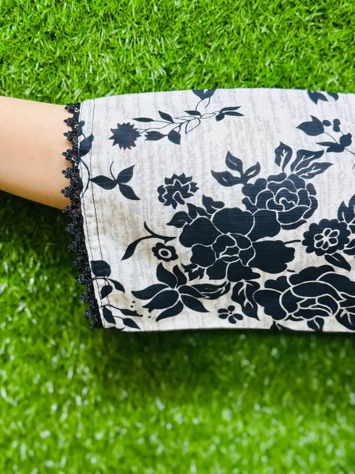2 pc Embroidered Lawn Fabric 3