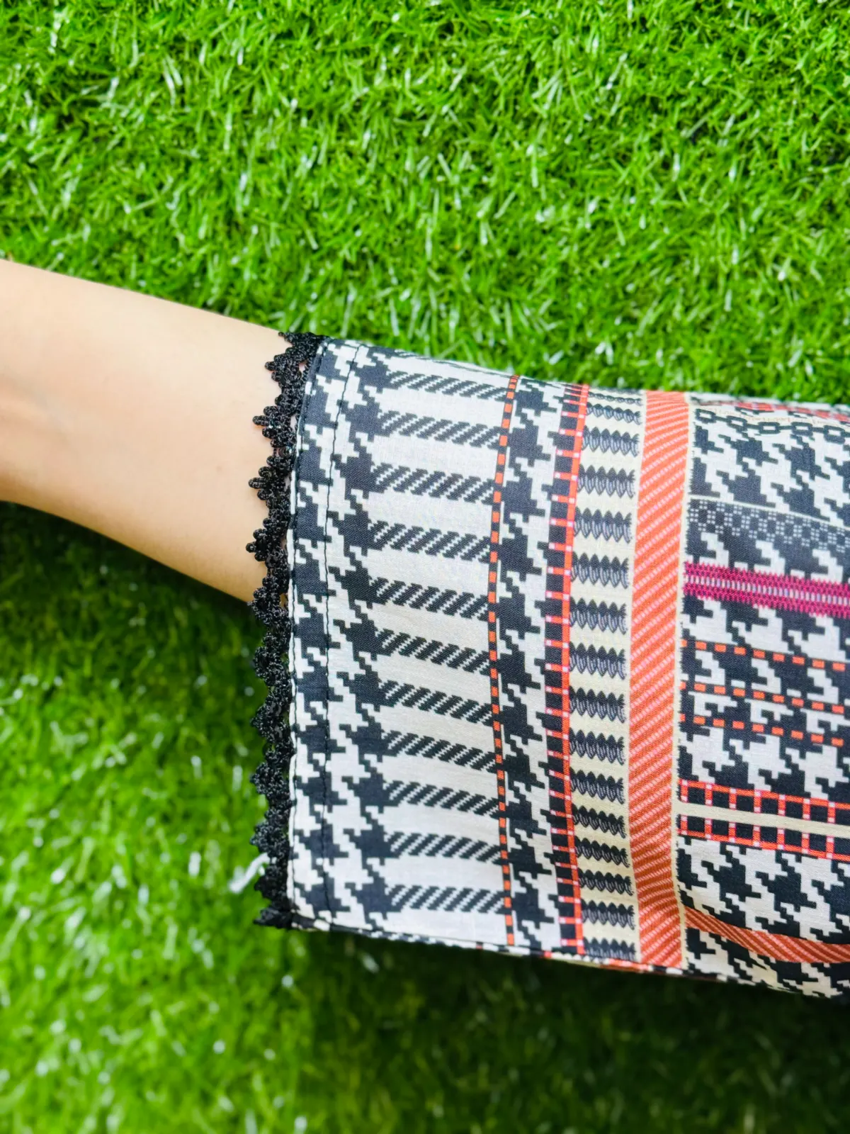 2 pc Embroidered Lawn Fabric 3