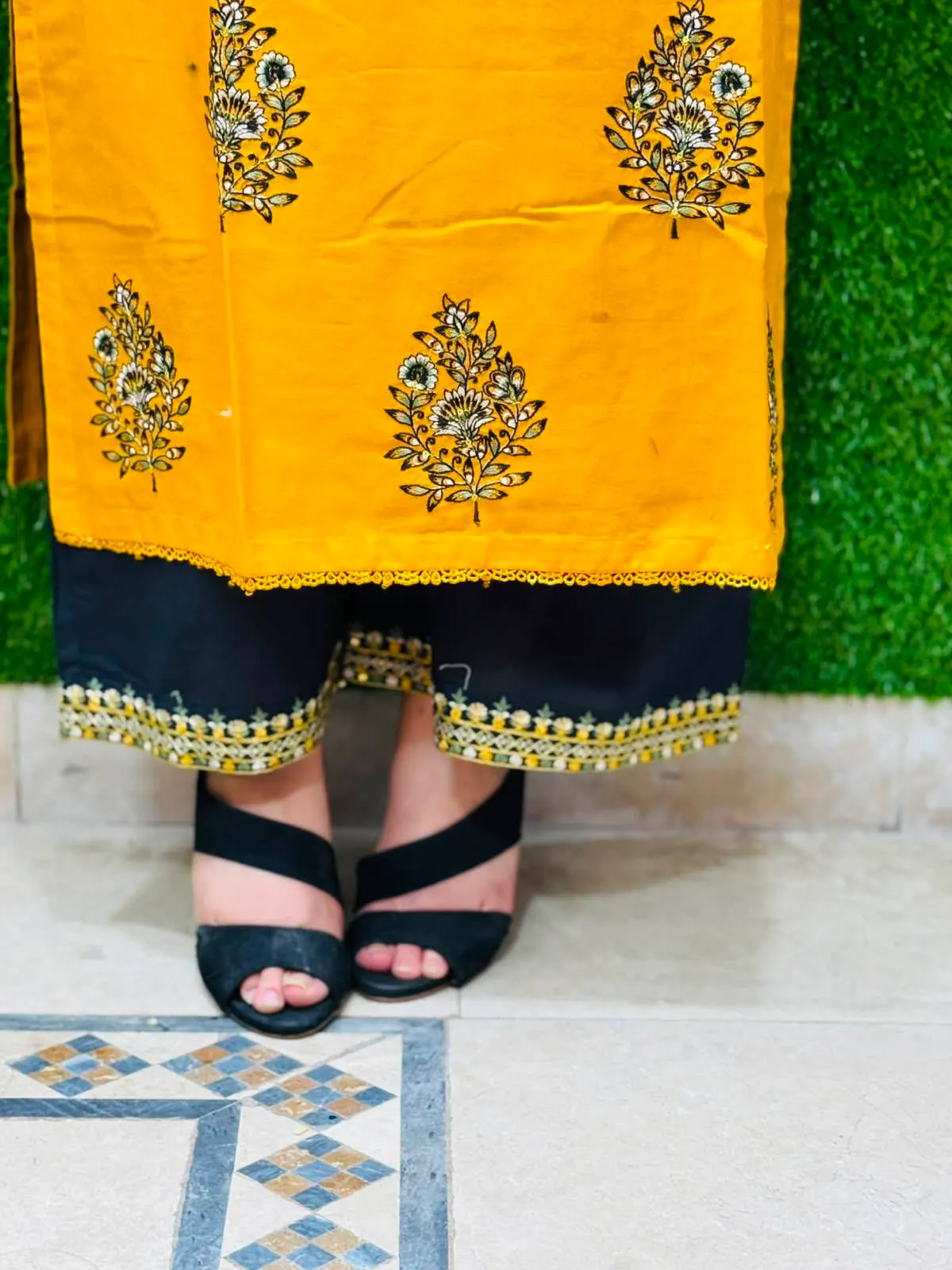 2 pc Embroidered Lawn Fabric 3