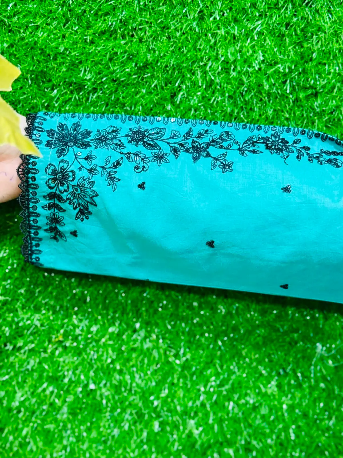 2 pc Embroidered Lawn Fabric 4