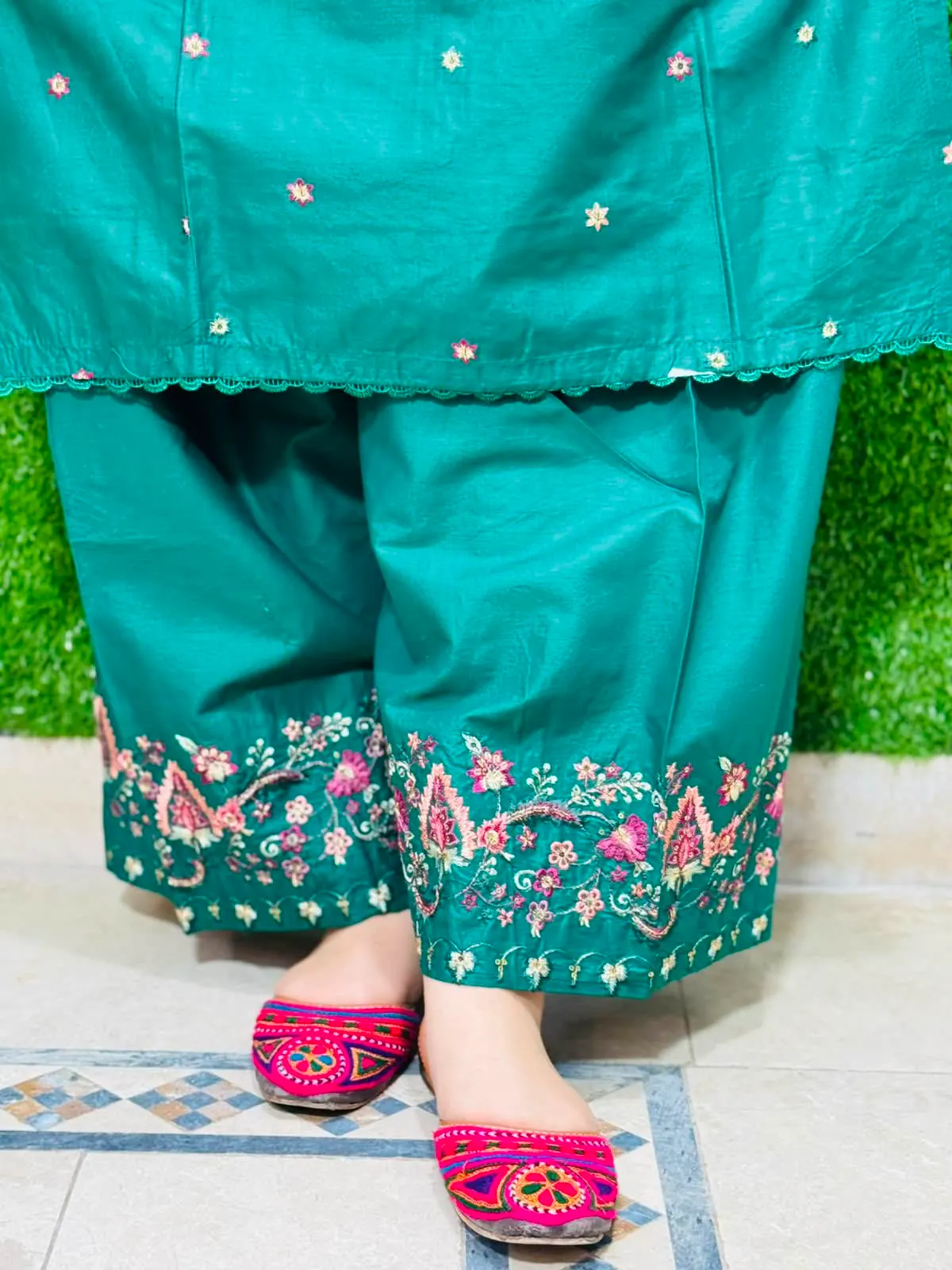 2 pc Embroidered Lawn Fabric 3